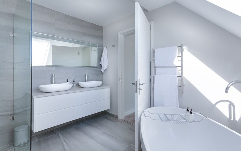 Helles, modernes Badezimmer mit Doppelwaschtisch und Badewanne